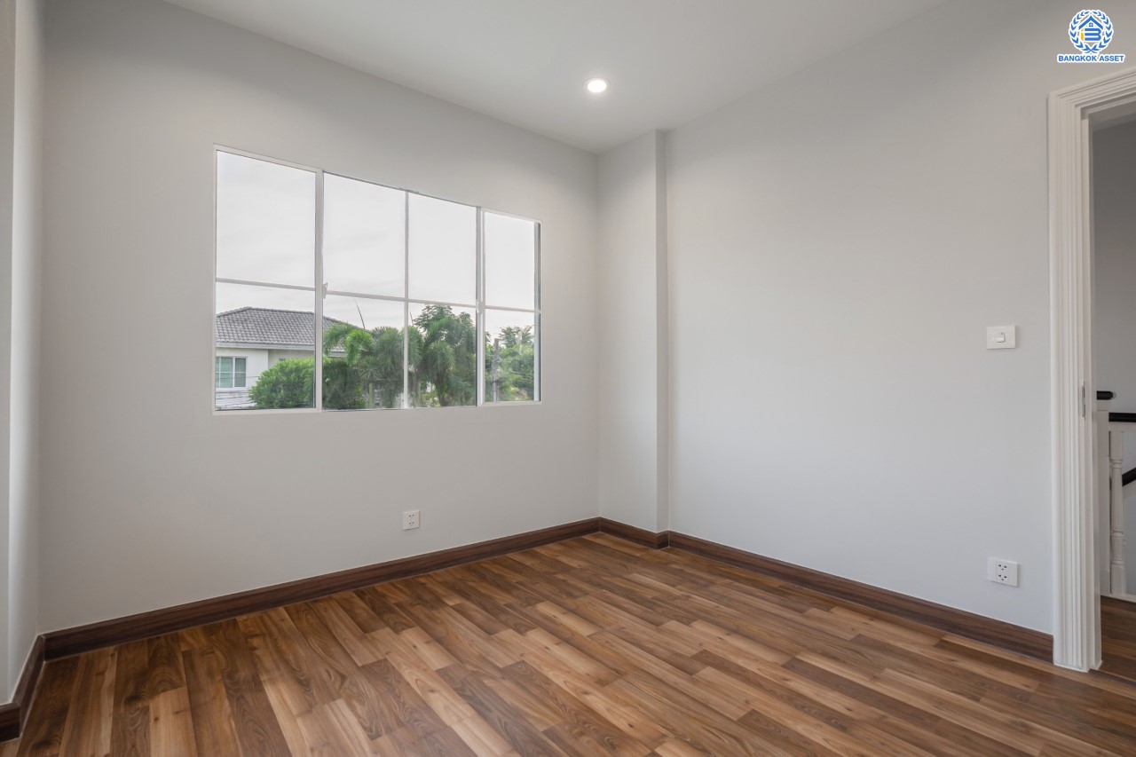 บ้านมือสองตกแต่งใหม่ ม.มัณฑนา นครอินทร์-พระราม5 หลังมุม เนื้อที่กว่า 57 ตร.ว. ฟังก์ชันจัดเต็ม 3 ห้องนอน 2 ห้องน้ำ จอดรถได้ 1 คัน พร้อม Living Room รองรับทุกความสุข ทำเลเดินทางสะดวก ใกล้ทางด่วน "ศรีรัช" และรถไฟฟ้า "สถานีบางรักใหญ่"